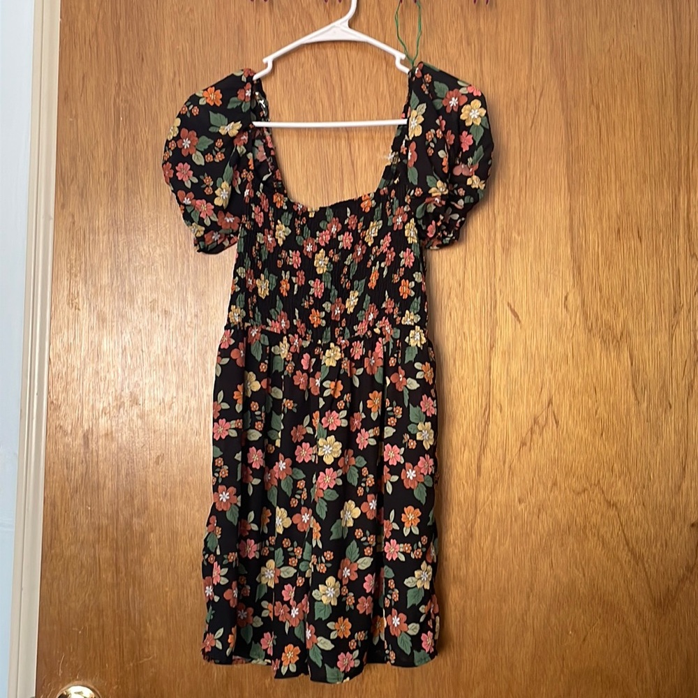 Size :medium black with florals, puff sleeves shorts.